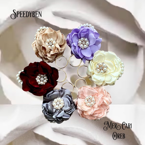 Red Satin Floral Pearl Bag Charm/Keychain - Picture 8 of 9